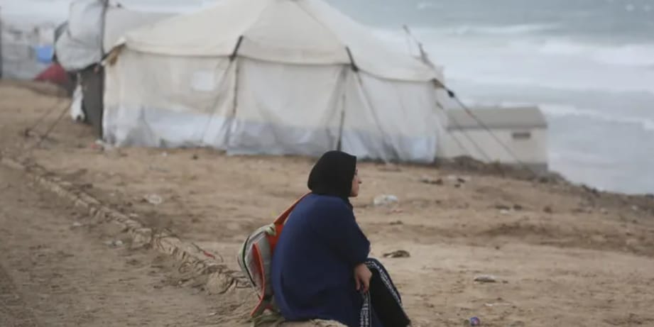 قسوة وعذاب والم ... وشتاء وبرد قاسي  يفاقم معاناة اهل غزه