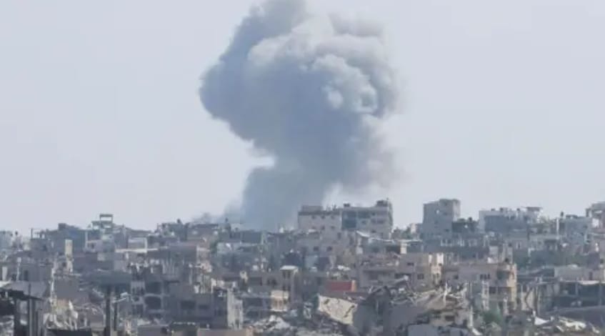 إسرائيل تقصف مواقع داخل "الخط الأصفر" في  غزة.... 