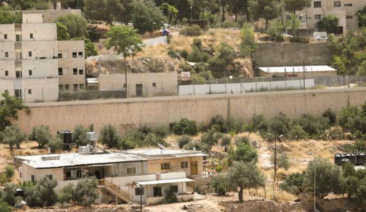 هندسة السيطرة: الاستيطان ومصادرة الأراضي وأوامر الهدم في الضفة الغربية