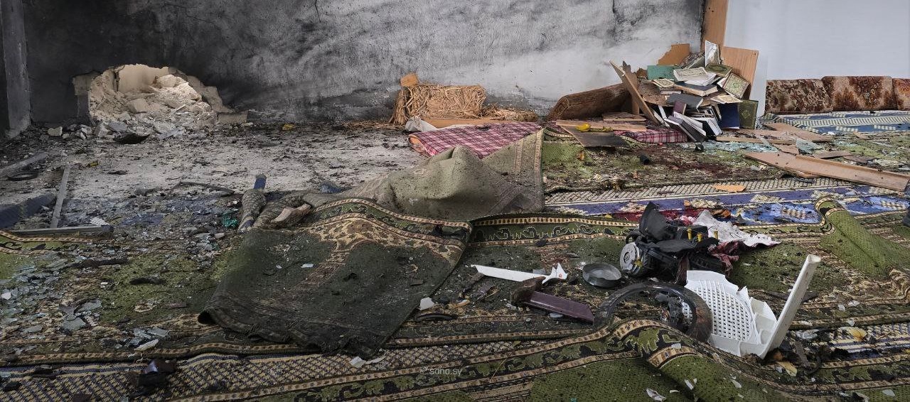 الله أكبر".. صداها اختلط بصوت الانفجار: الإرهاب يضرب داخل مسجد في حمص