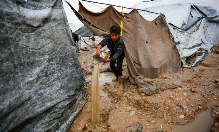 الأمطار والسيول تفاقم معاناة الفلسطينيين في قطاع غزة