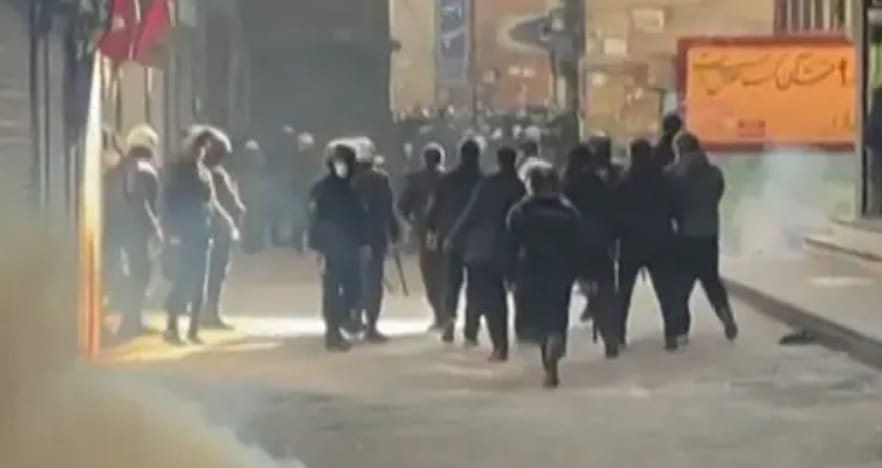 لليوم الثانى عشر الاحتجاجات مستمره فى ايران بسبب الاوضاع الاقتصادية....