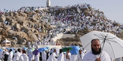 ضيوف الرحمن في ركن الحج الأعظم بالوقوف على صعيد جبل عرفات الطاهر....