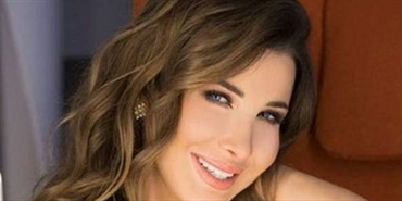 نانسي عجرم تخطف الأنظار بفستان زهري.. 