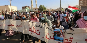 المهنيين السودانيين” يتعهَّد بنقل السلطة خالصة للمدنيين: “المجزرة” الأخيرة ستكون سبباً لـ”الصمود”