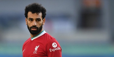 بالصور - محمد صلاح بملابس من السبعينيات تجذب له ردود فعل ساخرة