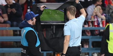 الفيفا يُلزم الحكام بشرح قرارات تقنية “var” للجماهير عبر مذياع! 