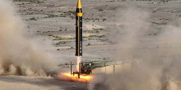 صاروخ "فتاح" الإيراني في واجهة الاستعراض العسكري: رسالة ردع ورسائل سياسية تتجاوز الميدان