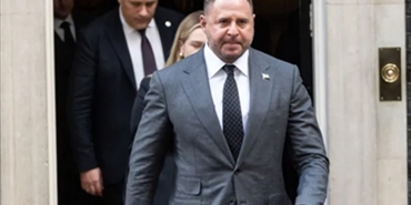 مدير مكتب زيلينسكي بعد الاستقاله يتوجه لخطوط القتال