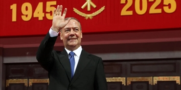 دميتري مدفيديف  ساخراً: لا أحد يعلم ما قصده ترامب عندما تحدث عن التجارب النووية...وربما هو نفسه لا يعلم".