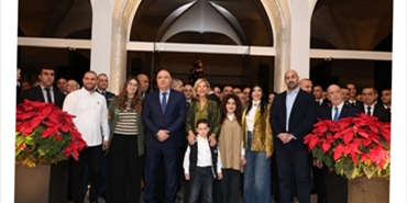 شجرة الميلاد تضيء قصر بعبدا... لحظات دافئة تجمع الرئيس عون وعائلته وموظفي الرئاسة"