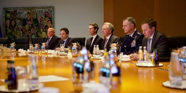 برلين على خط النار الدبلوماسي: دونباس والضمانات الأمنية تعرقلان مسار السلام الأوكراني