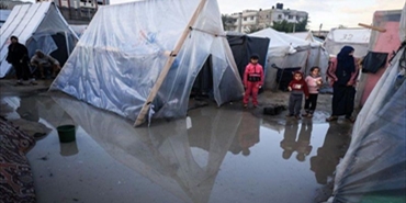 الأمطار والرياح تغرق خيام النازحين في غزة وتحذيرات من تفاقم الكارثة الإنسانية