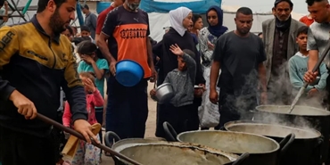 إسرائيل :  تغير مسار المساعدات الغذائيه في قطاع  غزه وتسمح لمجموعات امريكيه جديده بتوزيع المساعدات...